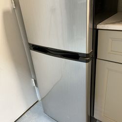 Insignia Top Freezer Refrigerator 