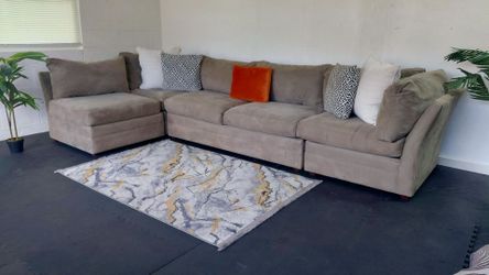 FREE DELIVERY!!!

Beautiful 4 Piece H.M. Richards Furniture Sectional!!!