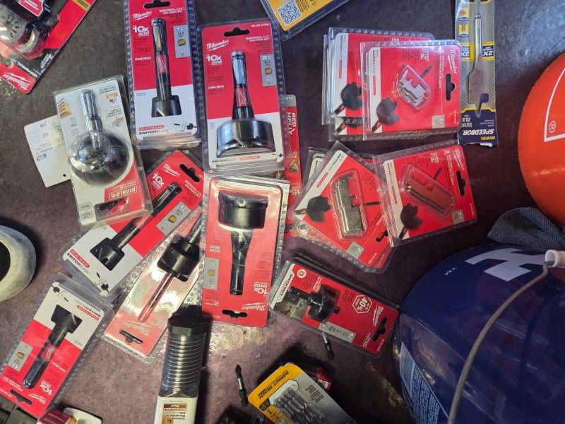 Milwaukee Switch Blade Hole Saws Plus Assorted Milwaukee Dewalt Bosch And Makita Impact And Drill Bits