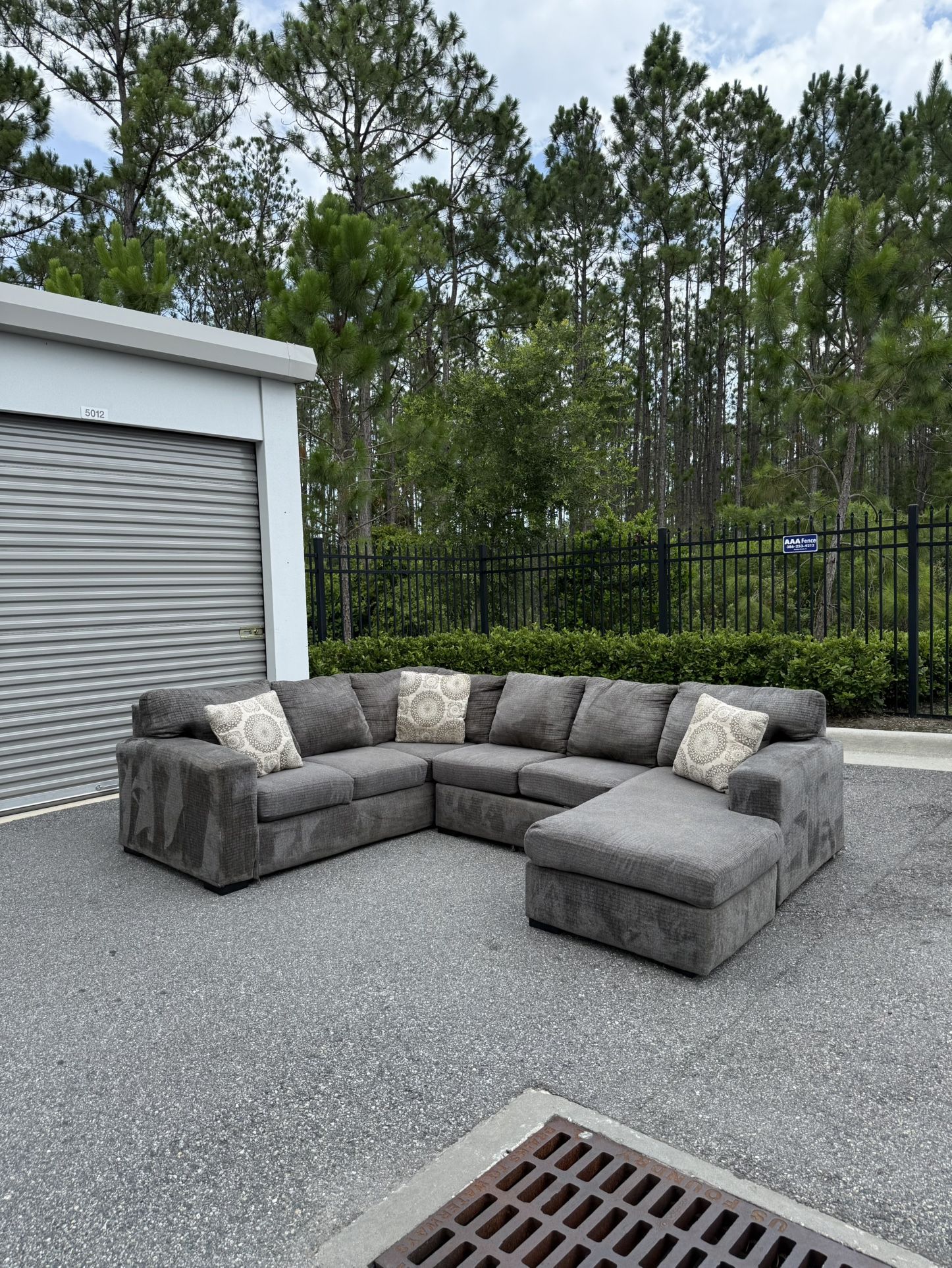 ✨Gray Ashley furniture sectional with chaise lounge CAN DELIVER FOR A FEE🚚