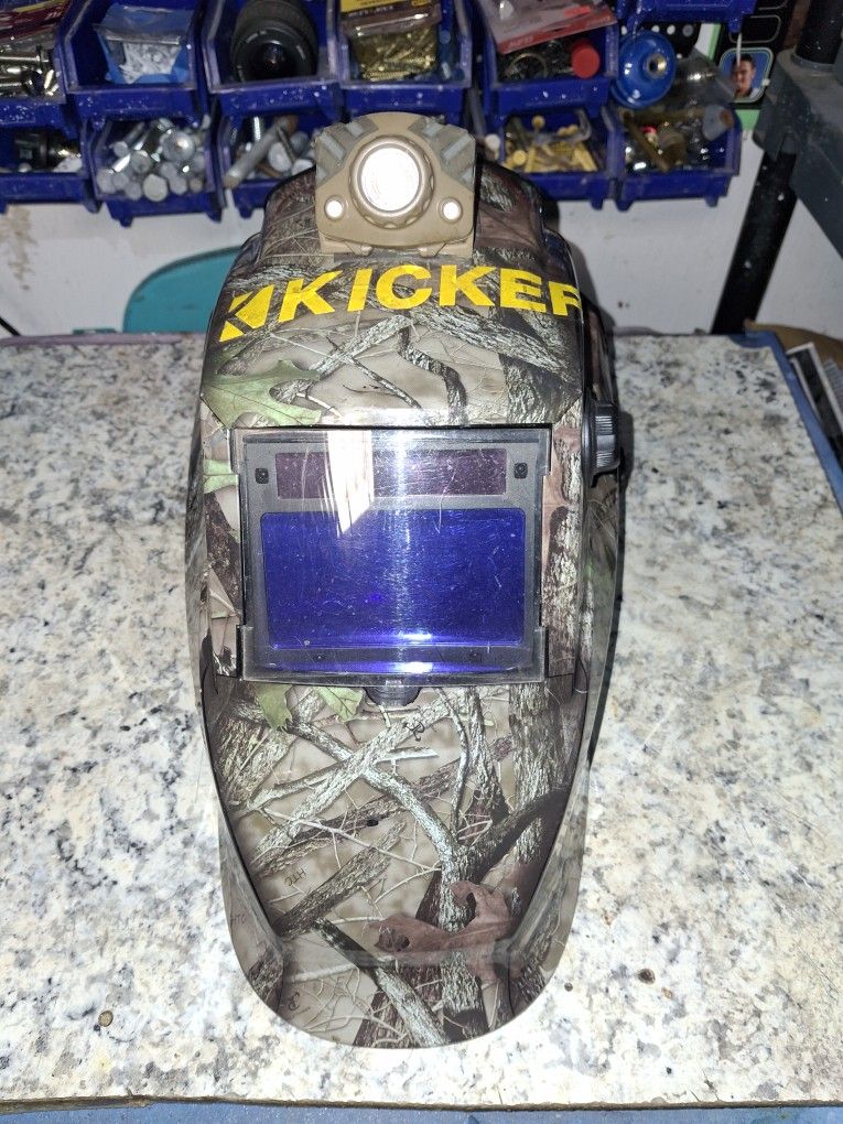 Auto darkening welding helmet