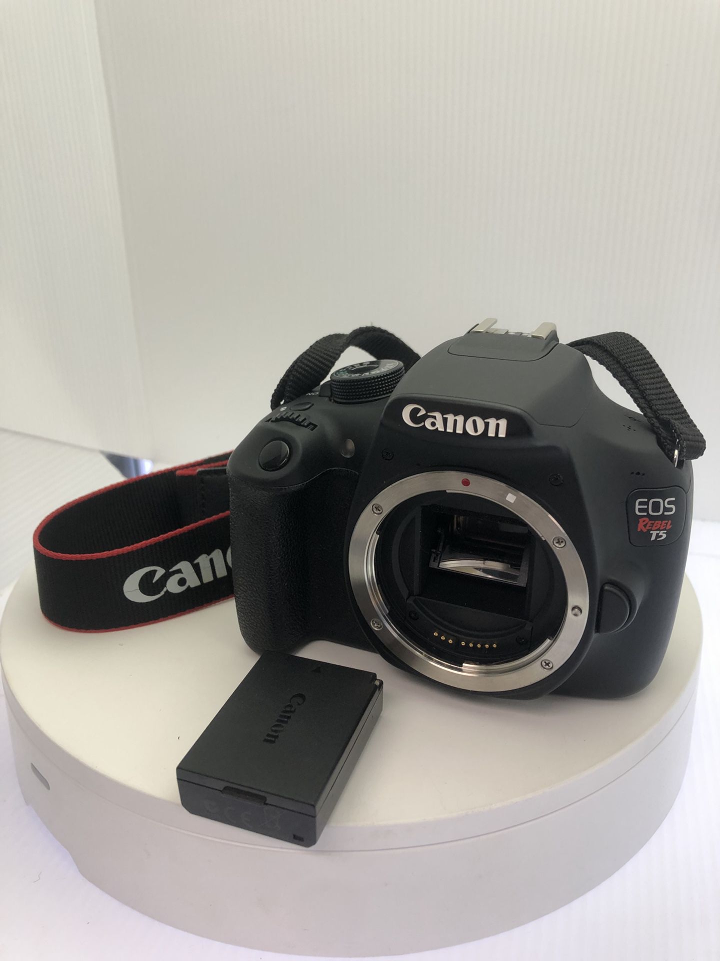 Canon EOS Rebel T5 w/ battery
