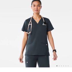 Figs- Casks Three Pocket Scrub Top: Dark Harbor
