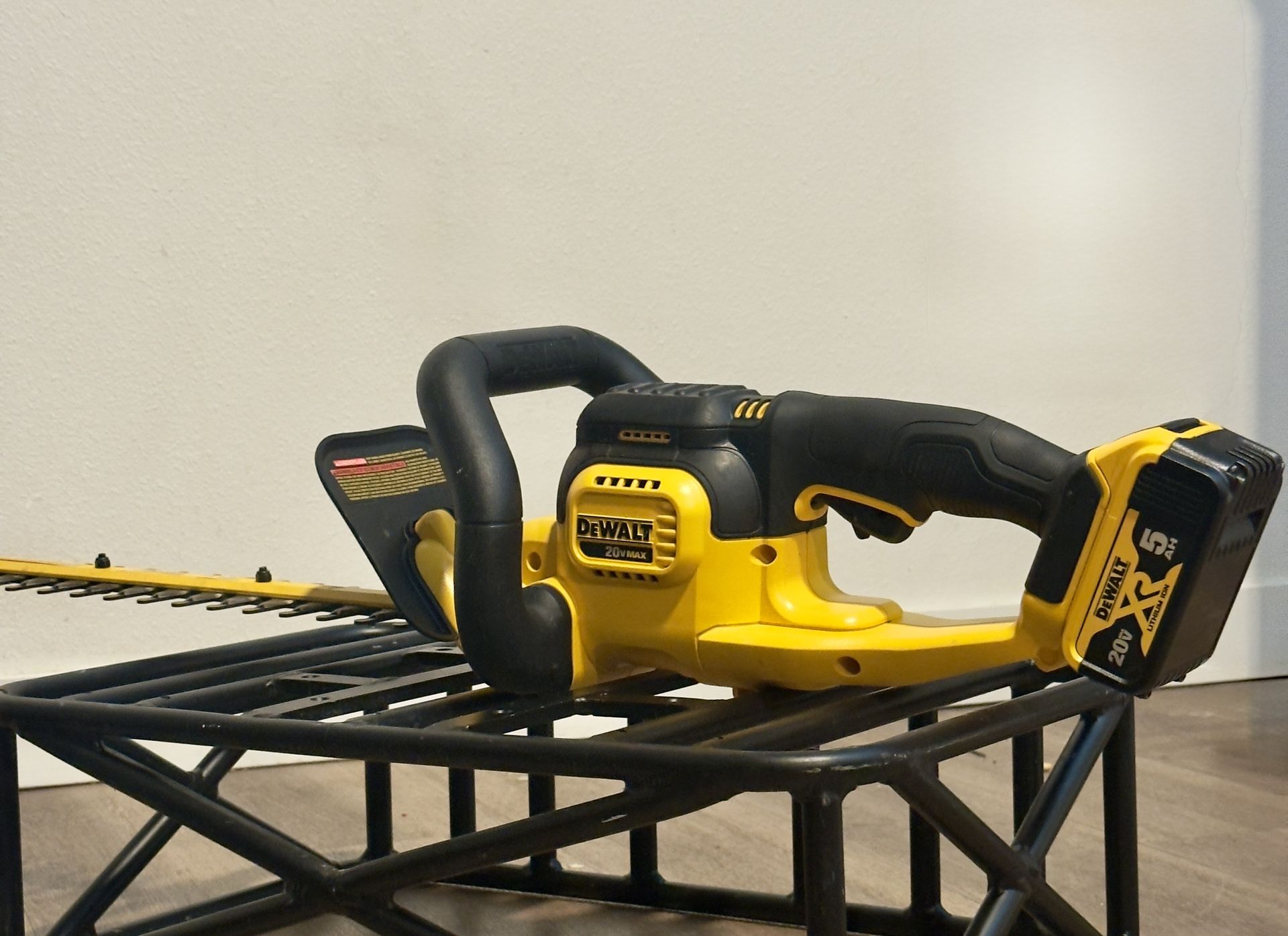 DeWalt DCHT820 Hedge Trimmer w/ 5Ah Battery - Like New