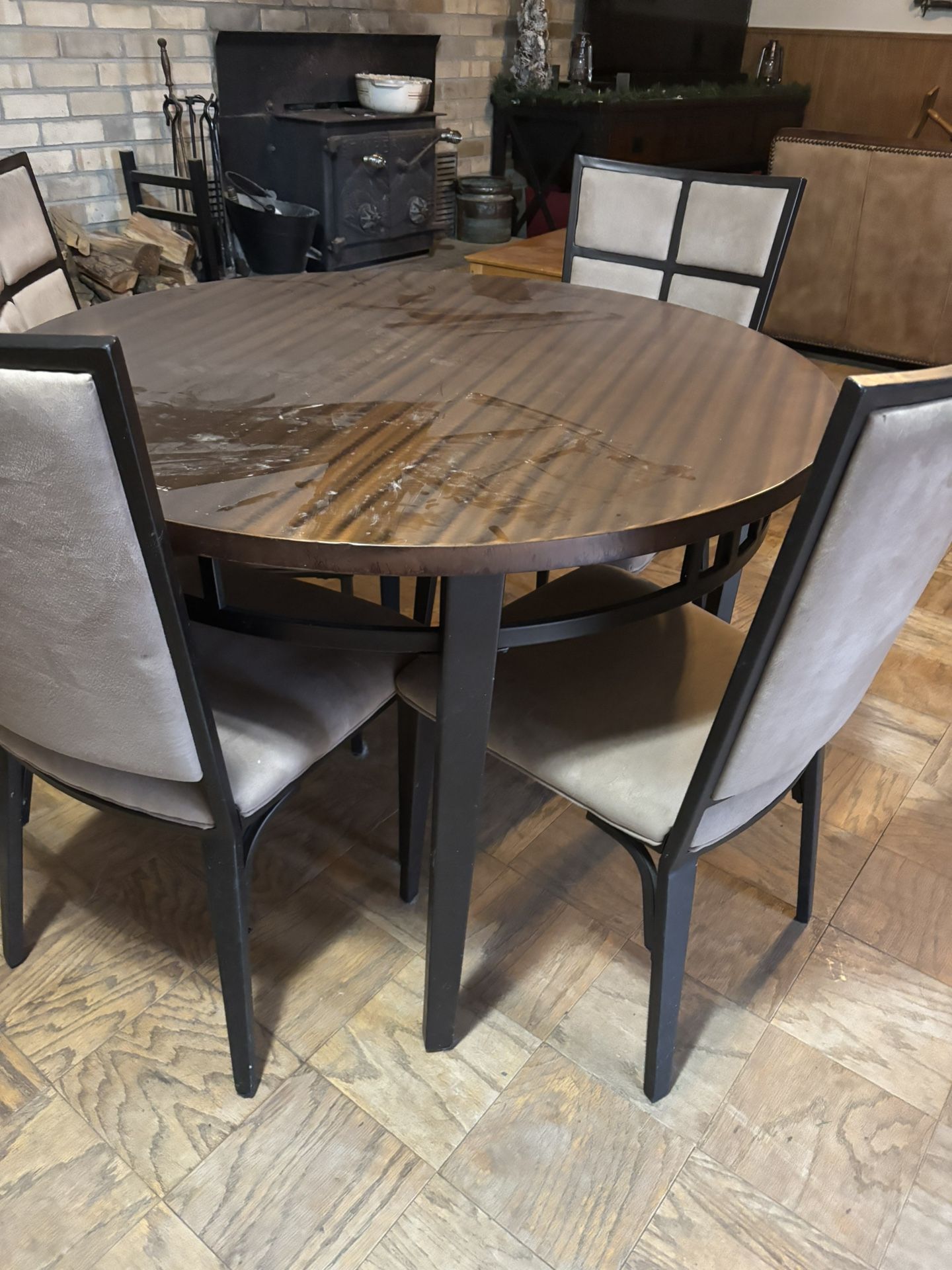 Round Table