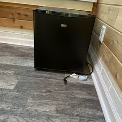 Sunbeam 1.7 cu ft Mini Refrigerator, Black (Mini Fridge Compact Single Door)