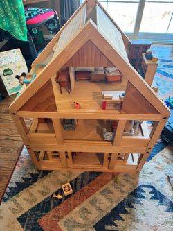 Doll house with backyard clubhouse and figurine/furniture