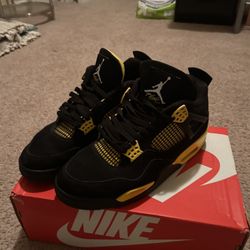 Jordan 4 Thunder (meet up Only) Size 11