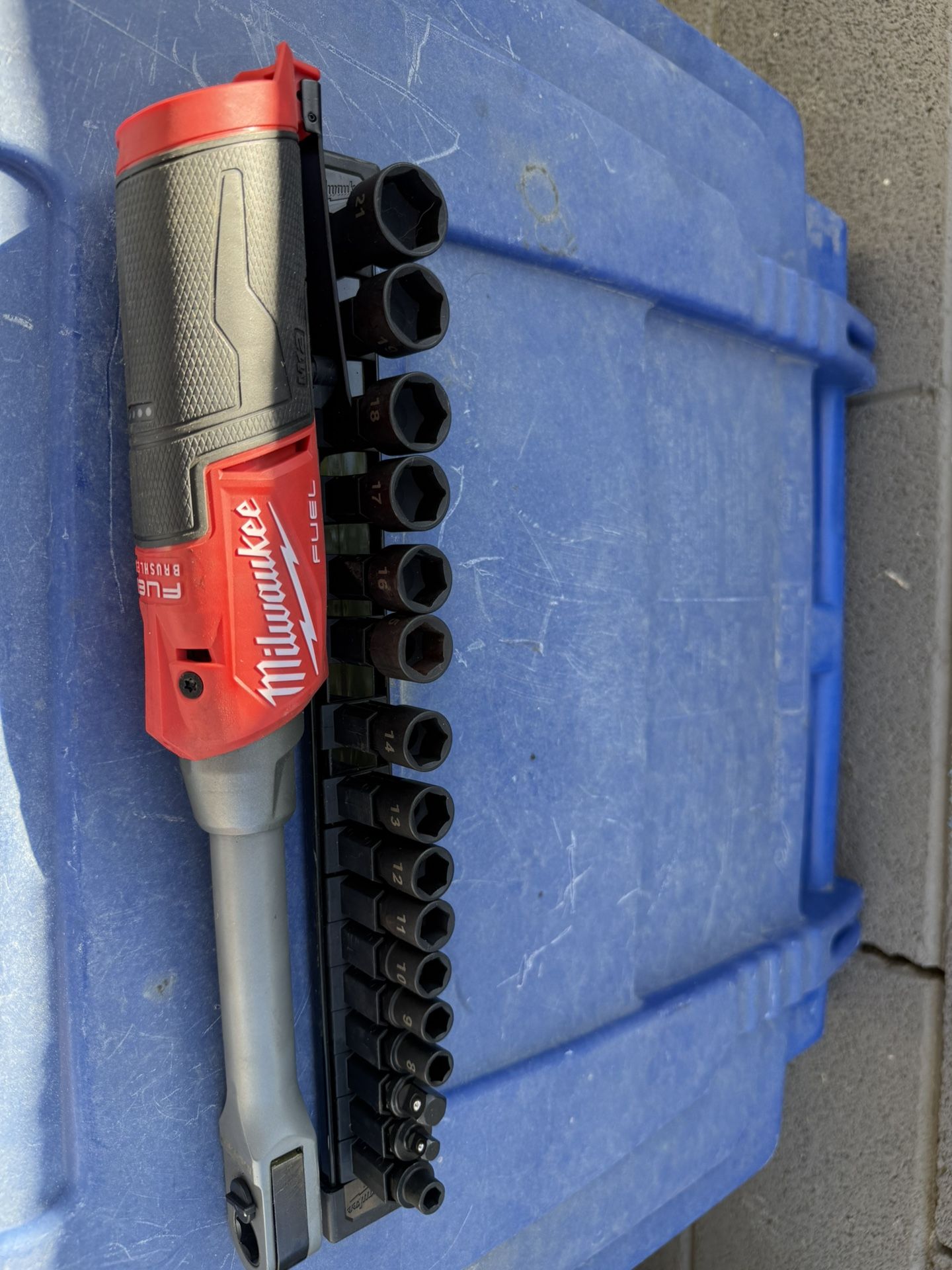 M12 FUEL INSIDER 12V Lithium-Ion Brushless Cordless 1/4 in. - 3/8 in. Extended Reach Box Ratchet