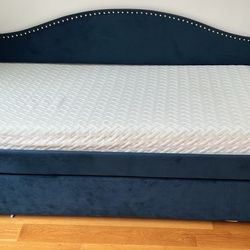 Twin Size Double Day Bed With Mattress