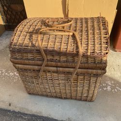Vintage Whicker Pic Nic Basket