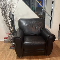 Raymour & Flanigan Black Leather Recliner 