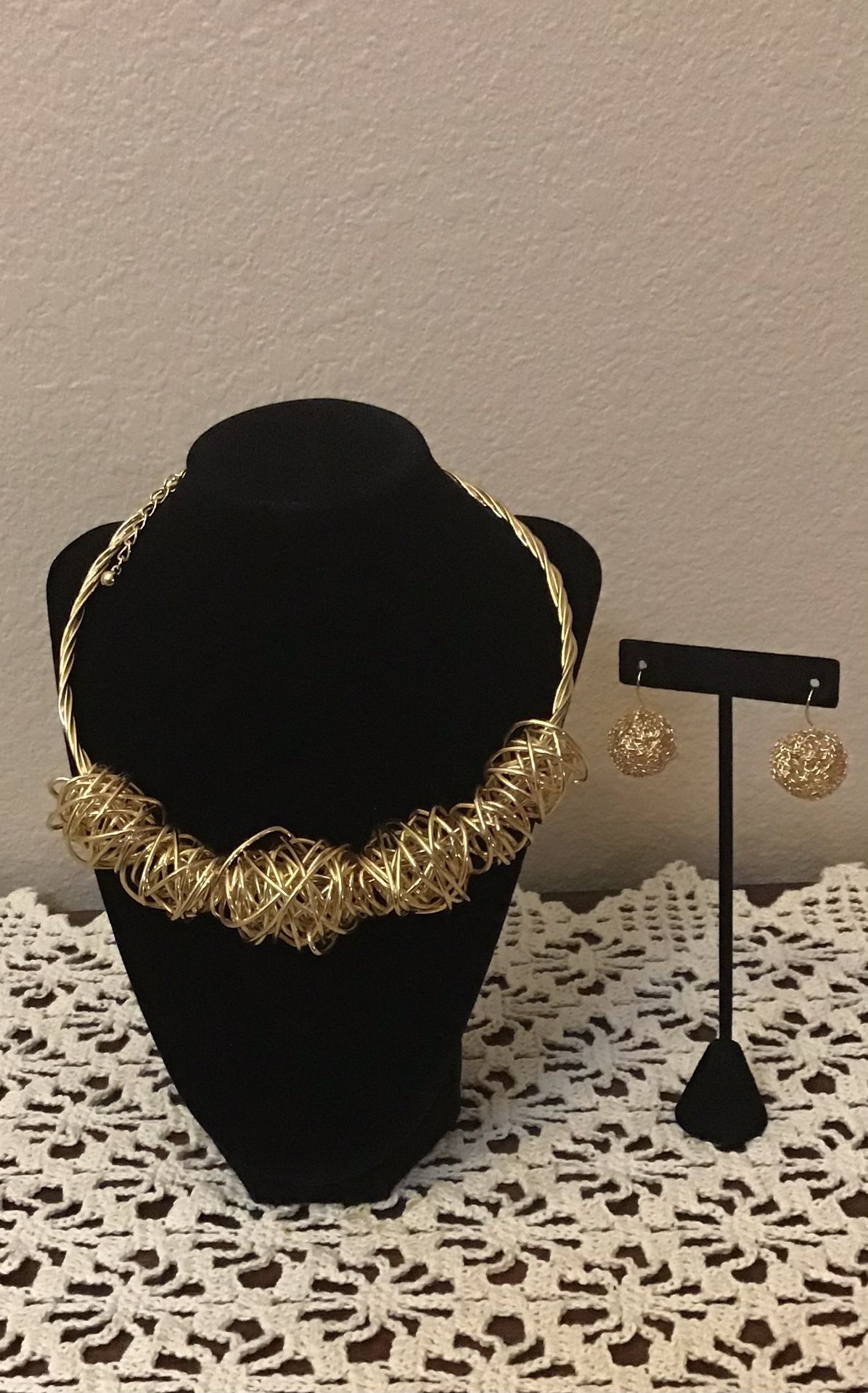 Heavy Metal Wire Wrap Choker Necklace in Gold Tone & Matching Earrings Set