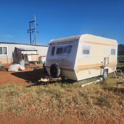 Small 18’ Travel Trailer/RV with 2” Ball Attatchment