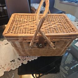 Picnic basket with accessories.