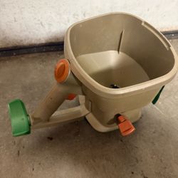 Hand-Crank Broadcast Spreader