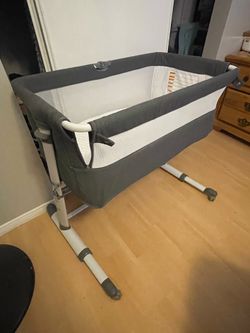 Baby bassinet w/ 2 mattresses