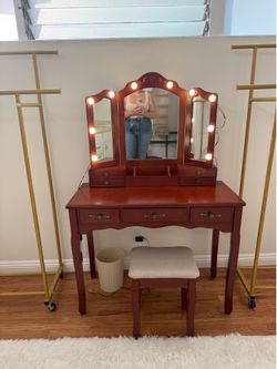 Wooden Vintage Style Vanity with Stool and Lights