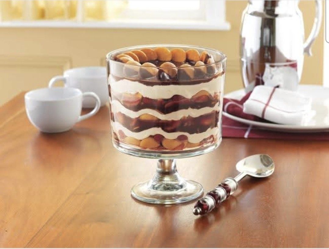 Pampered Chef Trifle Bowl With Stand And Lid