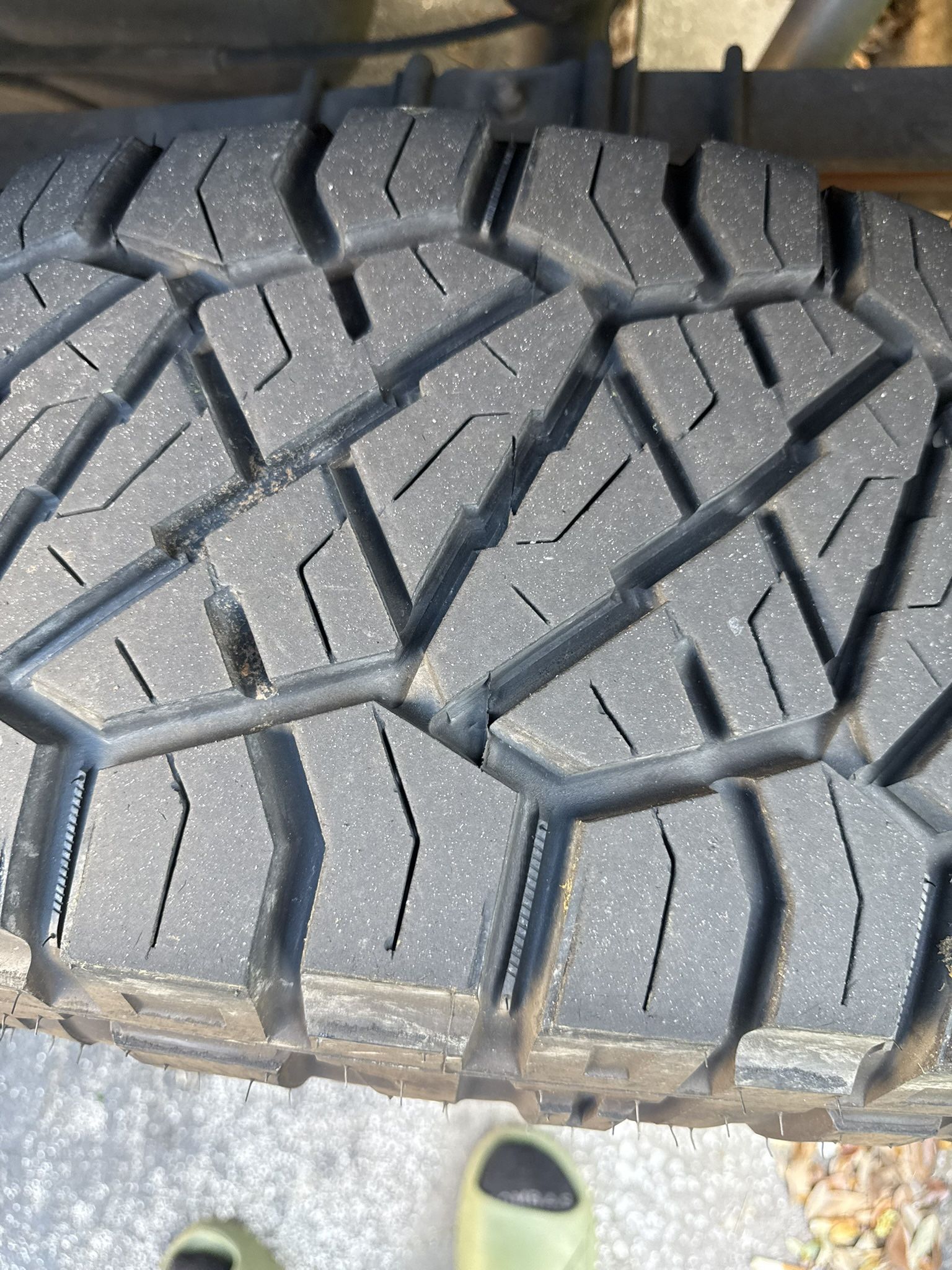 Fenders And 305 18 Tires Hardcover With Lock And Steps