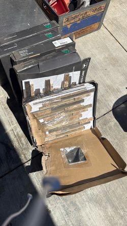 Vendo cinco cajas de decoración de tallo para atrás de la cocina o para decorar un baño. Sirve para muchas cosas