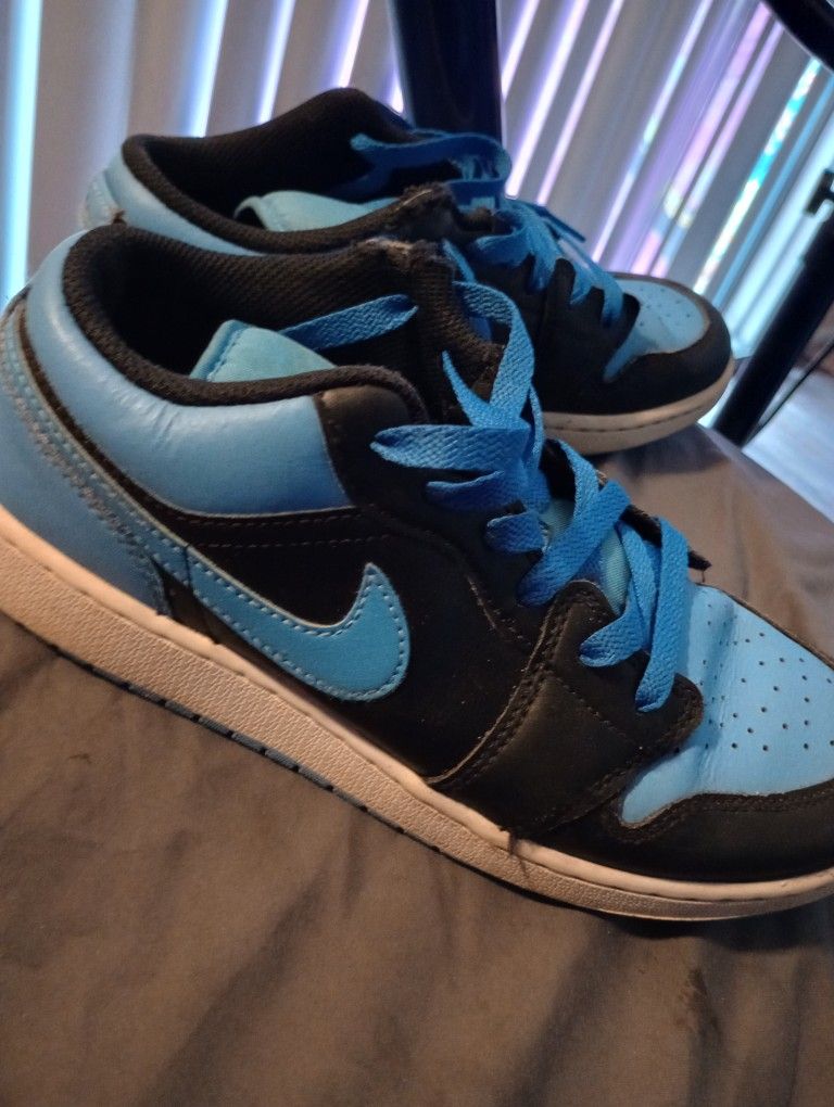 Nike Size 6.5 Youth Shoes
