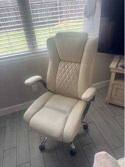 Rolling desk chair