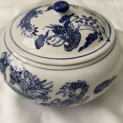 Chinese porcelain bowl with lid