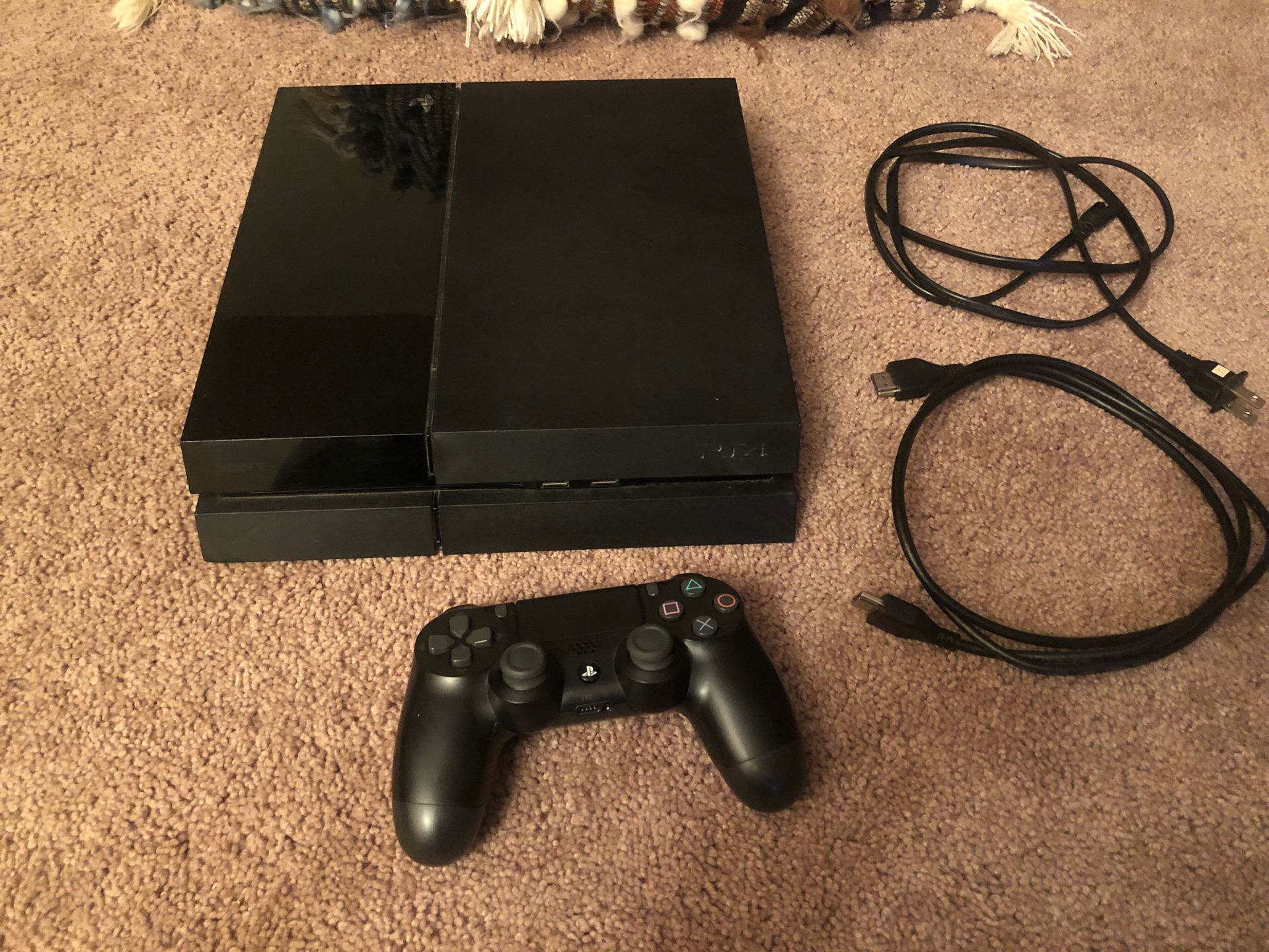 Ps4 with controller + 3 games