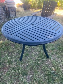 Outdoor table round metal