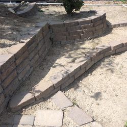 Free stacking retaining wall blocks