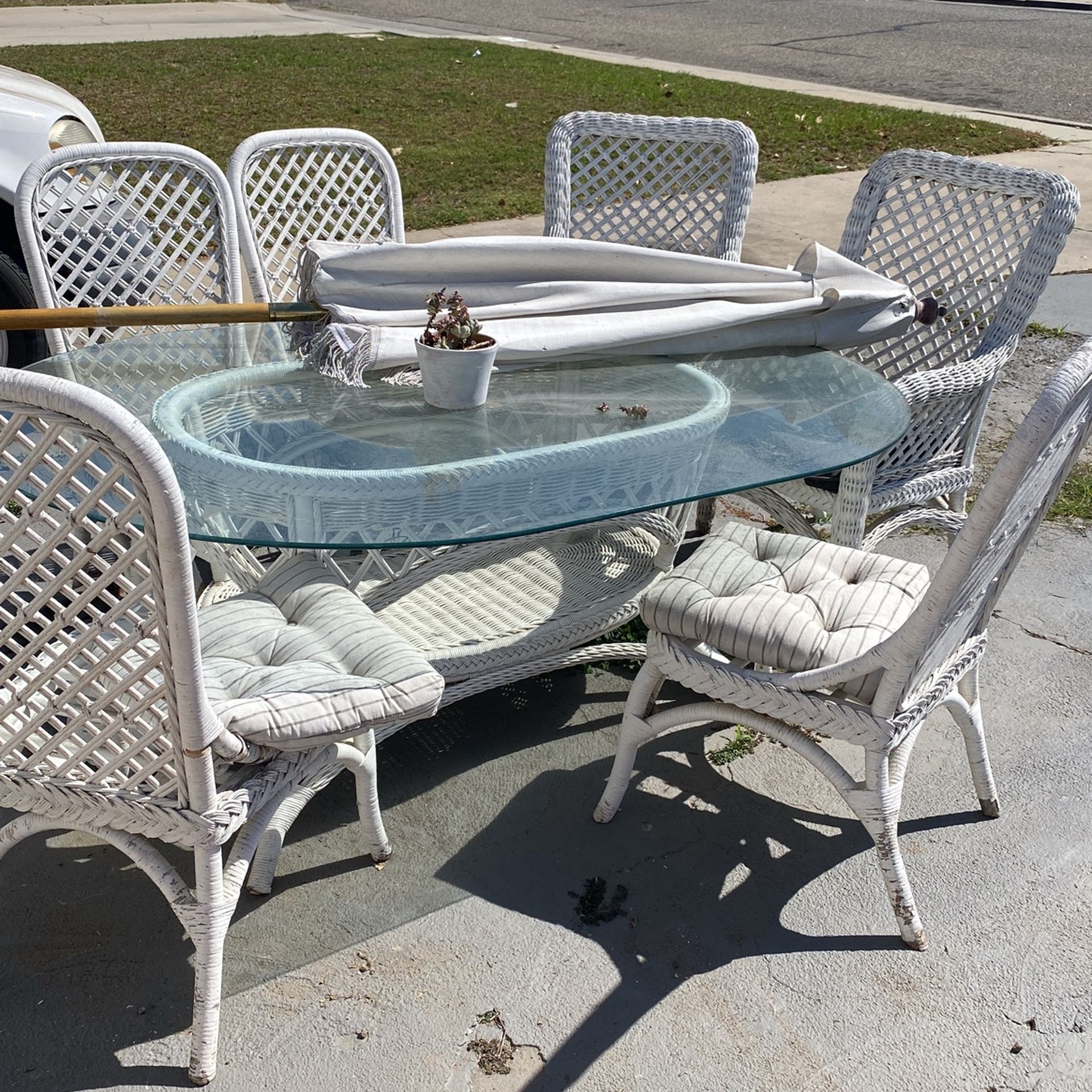 Whte Wicke Patio Set