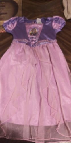 Little Girl Dress up Rapunzel. Oufit