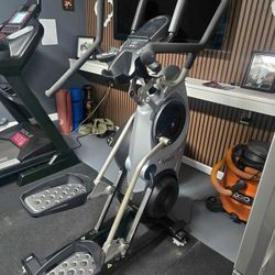 Bowflex M7 (retails $2k) - Can deliver & install - Cardio Gym Equipment