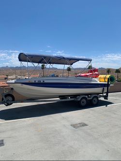 Beautiful 22’ Deck Boat