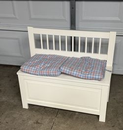 WHITE STORAGE BENCH IN EXCELLENT CONDITION. GREAT TO STORE TOYS, BLANKETS, SHOES ECT.., CLEAN NO SMOKING NO PETS HOME. $60.00 OR BEST OFFER.
