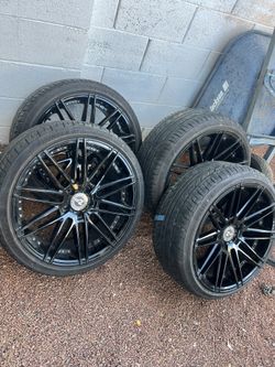 Front 20"x 9 Rear 20"x10. and tires 5x114. 3