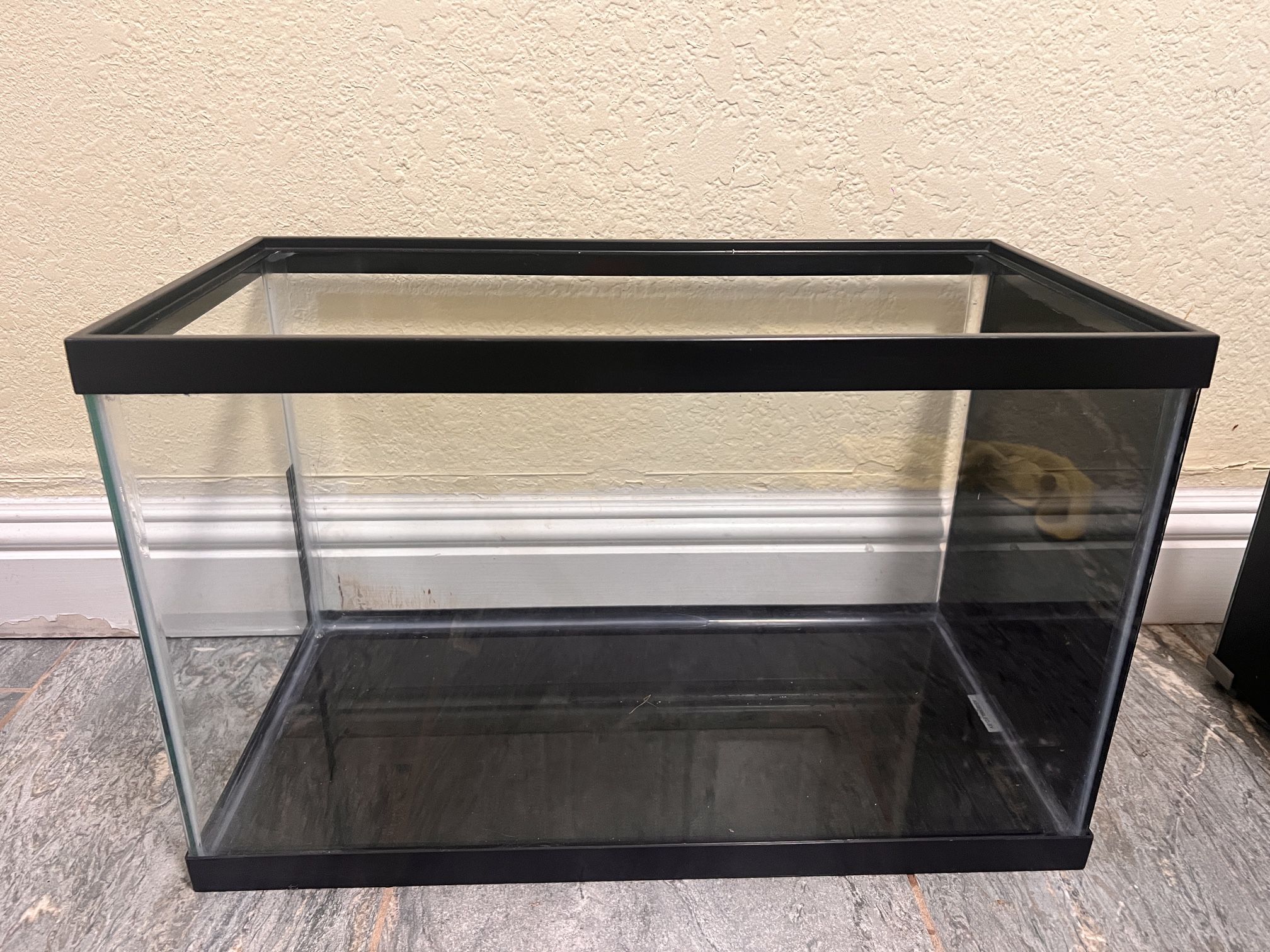 10 gallon fish tank with glass lid