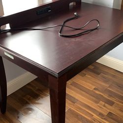 Desk With 4 Electric Outlets 
