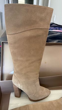 BCBG Maxazria knee high boots Size 7.5, Beige color, suede
