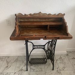 Antique sewing table  Mesa de costura antigua