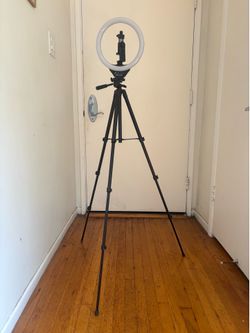Self talks tripod and ring light