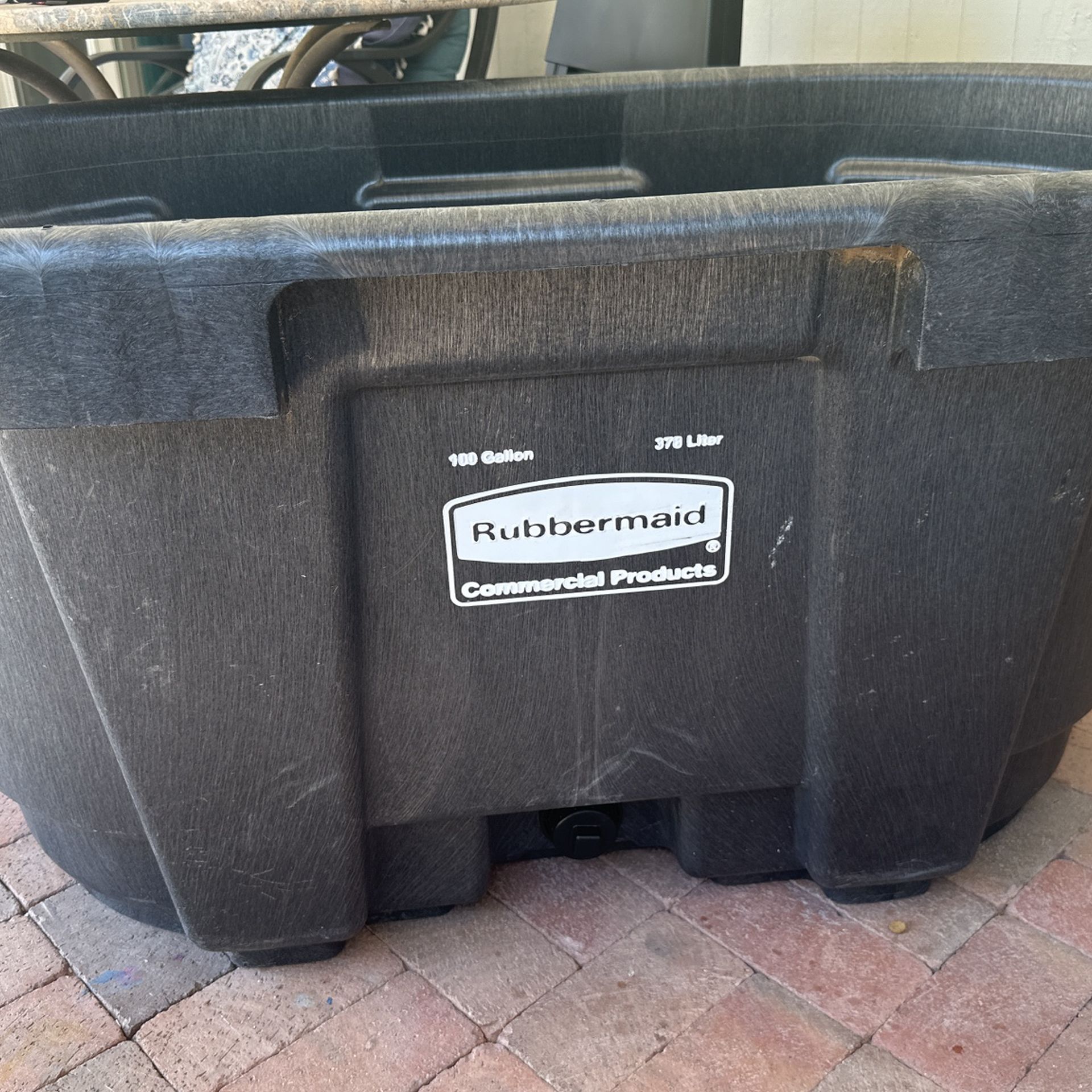 Rubbermaid 100 Gallon Stock Tank 