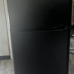 💥 CLEAN Mini Fridge & Freezer – Works Great – $60 OBO – Fast Pickup 💥