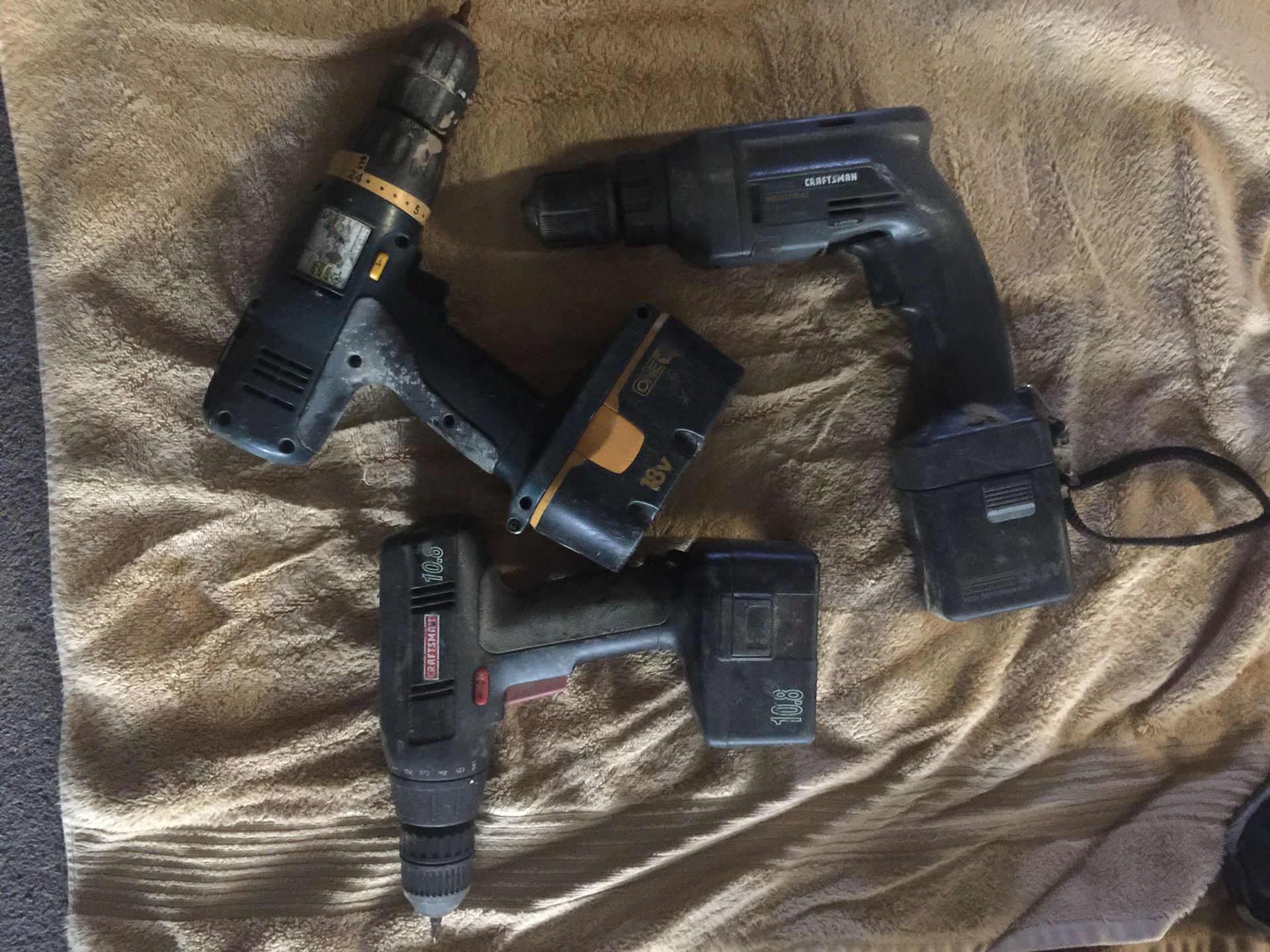 3drills 2craftsman and 1 Ryioby all have battery but needs charger all $15