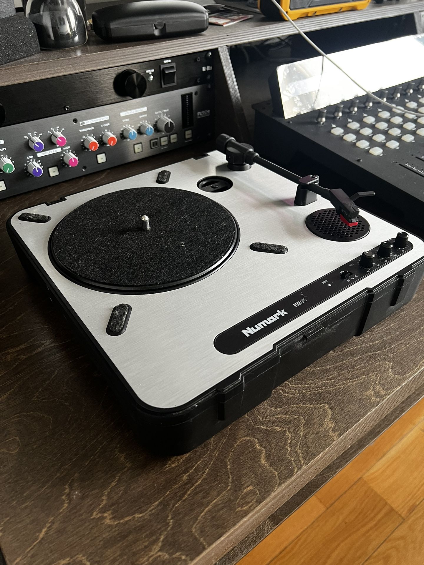 Numark PT-01USB Portable USB Turntable.