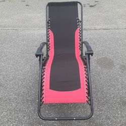 DELUXE BLACK AND RED LOUNGE CHAIR