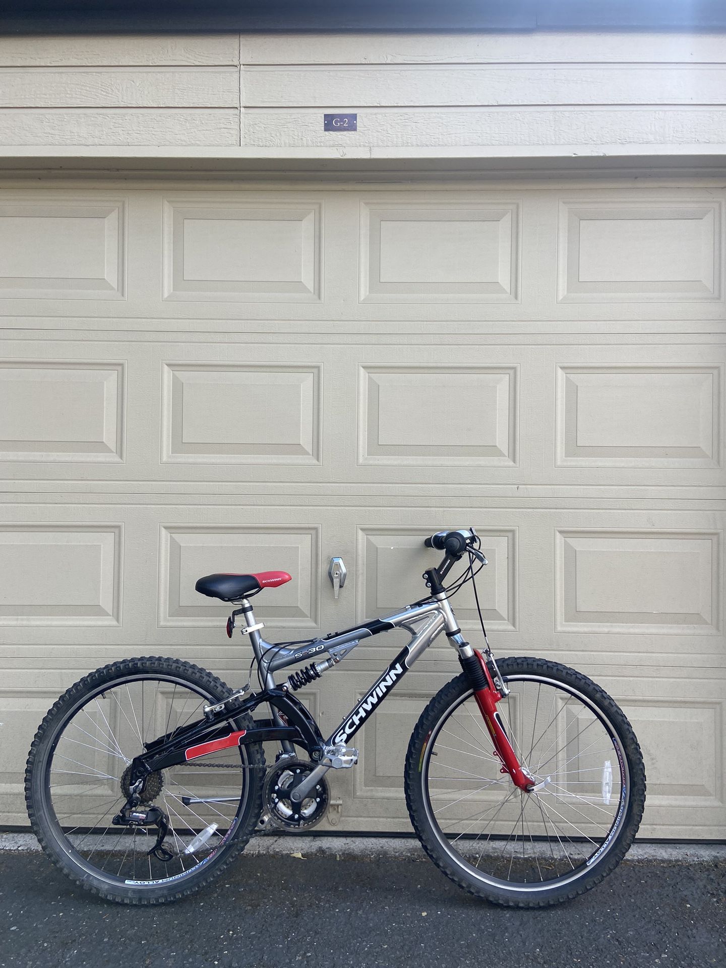 schwinn s30 bicycle Network 3.0 700c 700c White Hybrid Bike With reliable alloy linear pull brakes and stylish design in white 26" Schwinn S-30 Bike, Dual