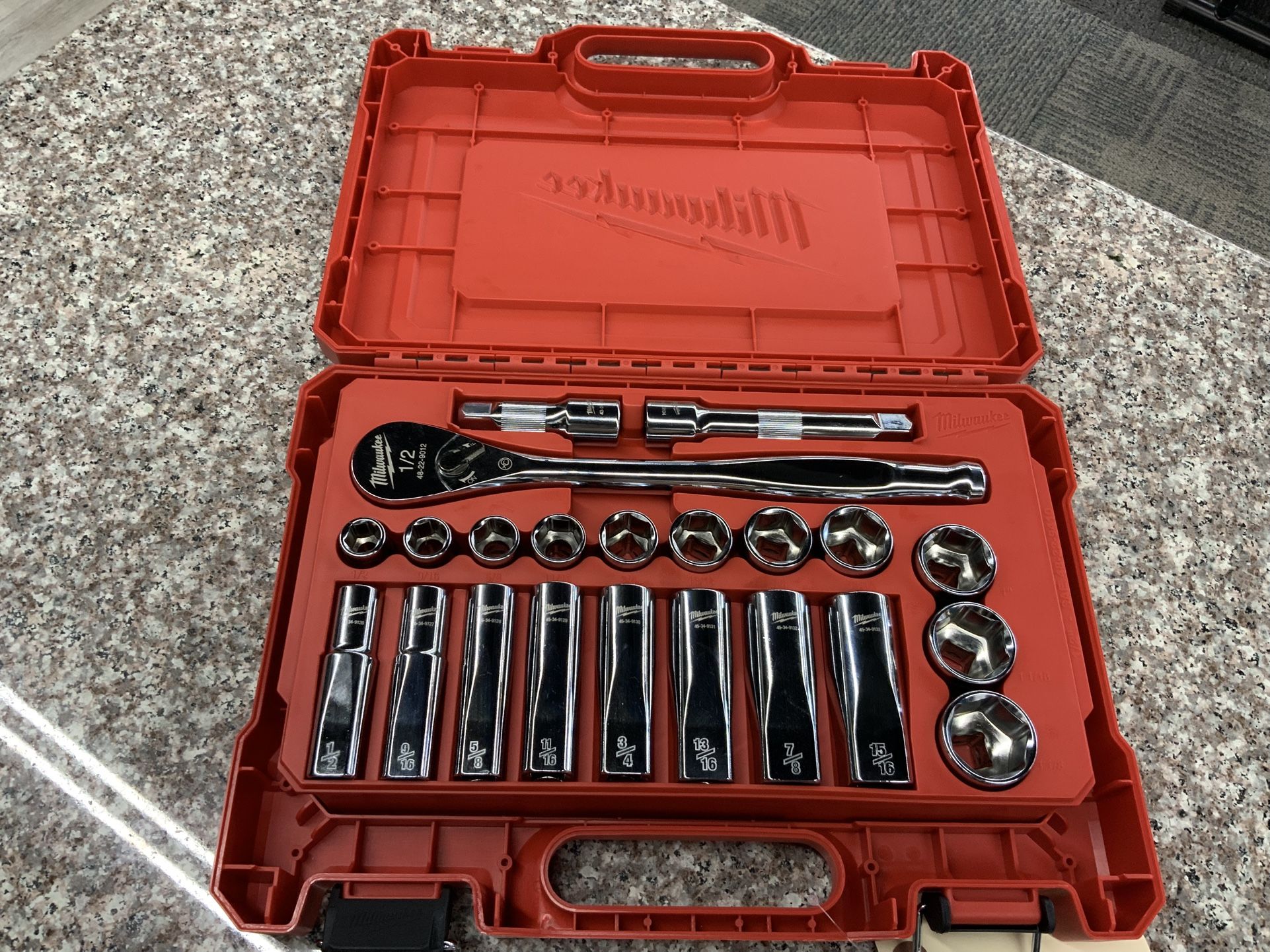 Milwaukee 22 Piece 1/2” Drive Socket Set SAE 48-22-9410
