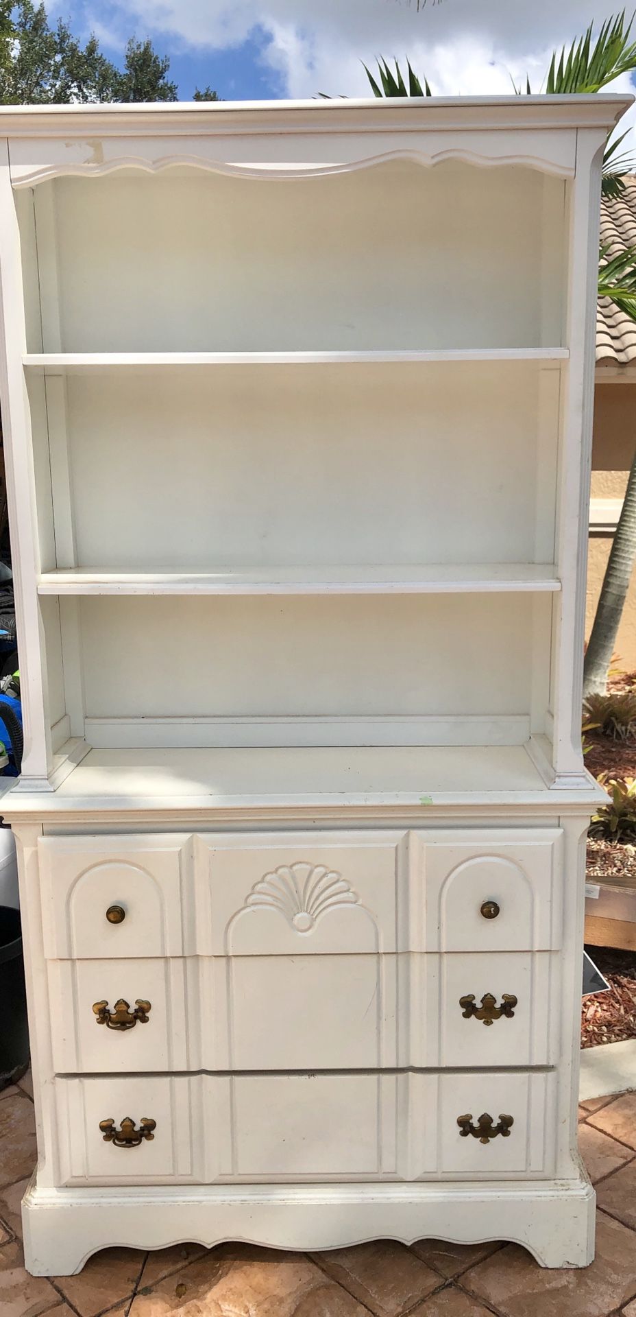 Well made Simmons dresser with hutch. MUST GO TODAY!